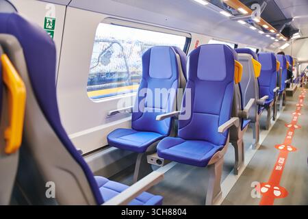 Intérieur moderne du train à grande vitesse avec sièges bleus vides Banque D'Images