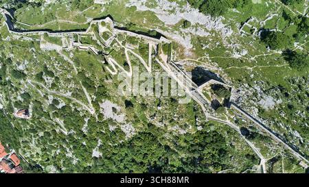 Vue aérienne de la forteresse de produits John et de la route serpentine à Kotor Banque D'Images