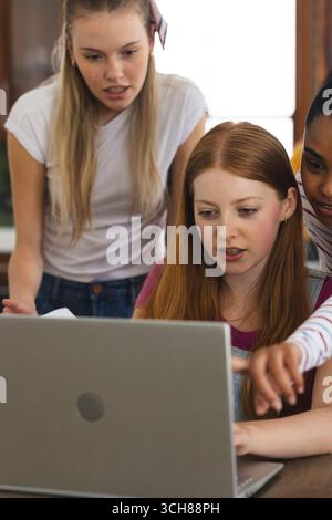 Adolescentes à la maison collaborant sur un projet d'ordinateur portable, partageant des idées et apprenant Banque D'Images
