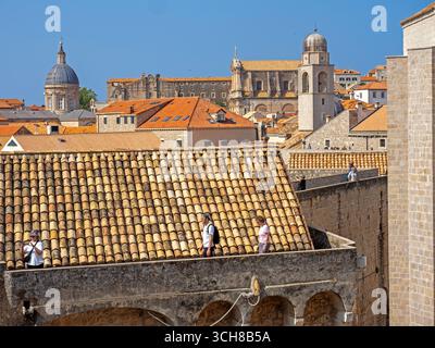 Touristes marchant autour des murs de la ville à Dubrovnik Banque D'Images