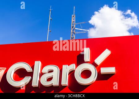Marilia, Sao Paulo, Brésil. 27 mars 2025. Claro telecom signe avec des antennes de transmission en arrière-plan, symbolisant la connectivité sous un b lumineux Banque D'Images
