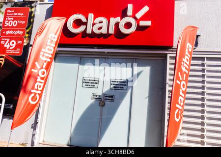 Marilia, Sao Paulo, Brésil. 27 mars 2025. Façade de magasin Claro dans la ville de Marilia. Société de télécommunications avec les bannières Claro Fibra. Illustre la présence au détail, Banque D'Images