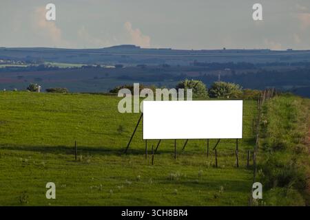 maquette d'un panneau d'affichage à l'entrée du chantier de construction d'un condominium de maisons au Brésil Banque D'Images