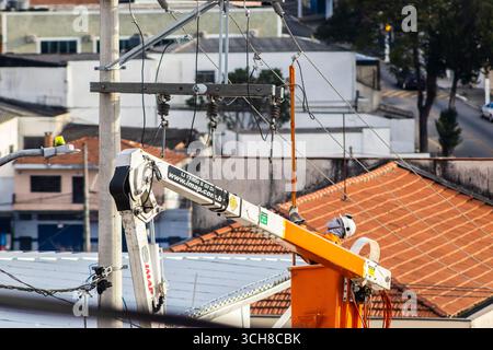 Sao Paulo, Brésil, 13 juillet 2025. Un employé d'Enel, une entreprise d'énergie à Saão Paulo, SP, effectue la maintenance du réseau électrique à haute tension que p Banque D'Images