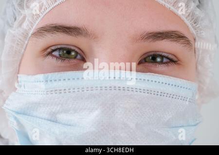 Un étudiant en médecine. Gros plan des yeux. Infirmière en uniforme Banque D'Images