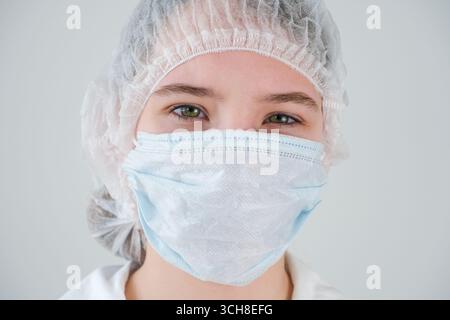 Un étudiant en médecine. Gros plan des yeux. Infirmière en uniforme Banque D'Images