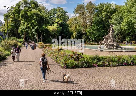 Alter Botanischer Garten mit Neptunbrunnen, letzte Sommertage bevor der Herbst kommt, 29. Août 2025 Deutschland, München, 29. Août 2025, Alter Botanischer Garten mit Neptunbrunnen, öffentlicher Park in der Nähe des Stachus, Park deutlich verändert seit der Umsetzung des neuen Sicherheitskonzepts mit Videoüberwachung und Polizeipräsenz, letzte Sommertage, bevor der Herbst kommt, sonne, Temperaturen bis 20 Grad, Wochenende, Innenstadt, Bayern *** Old Summer Botanical Garden with Neptune Fontaine, derniers jours avant l'automne 29 2025 août 29, Allemagne, août 2025, Old Botanical Banque D'Images