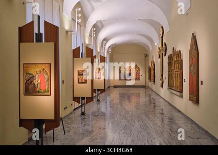 Vue sur une galerie, salle, plein de peintures religieuses de l'époque médiévale. Au musée d'art, galerie, Pinacoteca Nazionale. À Bologne, Italie. Banque D'Images