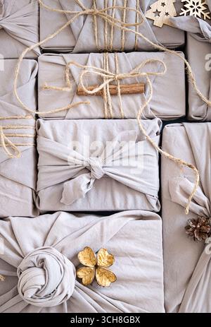 Emballage cadeau de Noël durable avec tissu furoshiki et décor naturel. Zéro déchet présent pour les vacances d'hiver. Banque D'Images