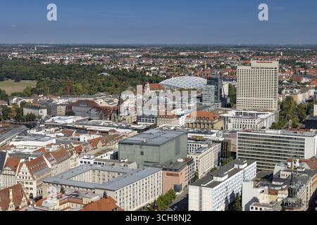 Vue depuis le pont d'observation de la Tour de la ville vers le zoo, Sparkasse, et l'hôtel Westin Leipzig, Leipzig, Saxe, Allemagne, 26/08/2025 < FR Banque D'Images