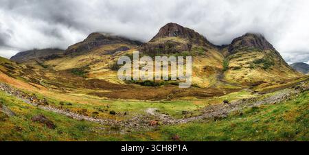 Panorama des montagnes de Glencoe à la pluie, Écosse, hauts plateaux écossais Banque D'Images
