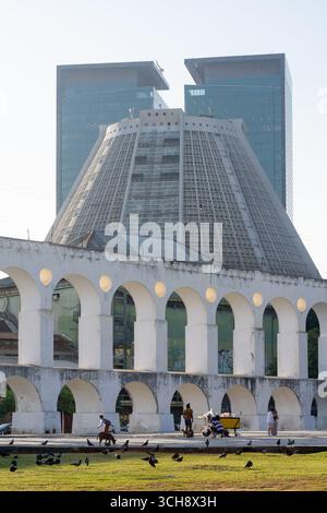 Rio de Janeiro, Brésil - L'aqueduc Carioca qui sert de pont dans le district de Lapa. Banque D'Images