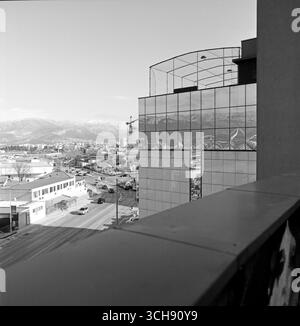 Vue anoramique de Split, Croatie, prise de l'intérieur d'un centre commercial, mettant en valeur le mélange de structures en béton brutalistes de la ville et son identité en tant que Banque D'Images