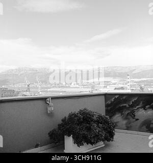 Vue anoramique de Split, Croatie, prise de l'intérieur d'un centre commercial, mettant en valeur le mélange de structures en béton brutalistes de la ville et son identité en tant que Banque D'Images