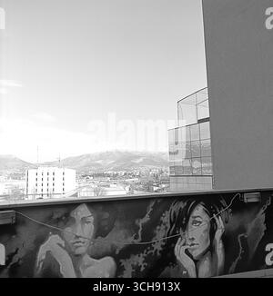 Vue anoramique de Split, Croatie, prise de l'intérieur d'un centre commercial, mettant en valeur le mélange de structures en béton brutalistes de la ville et son identité en tant que Banque D'Images