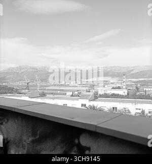 Vue anoramique de Split, Croatie, prise de l'intérieur d'un centre commercial, mettant en valeur le mélange de structures en béton brutalistes de la ville et son identité en tant que Banque D'Images