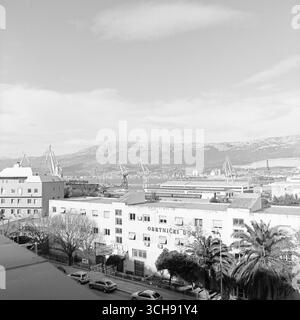 Vue anoramique de Split, Croatie, prise de l'intérieur d'un centre commercial, mettant en valeur le mélange de structures en béton brutalistes de la ville et son identité en tant que Banque D'Images