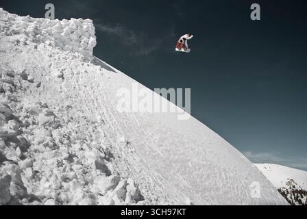 Méthode de capture de snowboarder au large d'un saut dans l'arrière-pays du Colorado. Banque D'Images