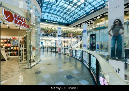 L'intérieur à plusieurs niveaux du centre commercial palladium - un centre commercial moderne à Prague, en Tchéquie. Banque D'Images