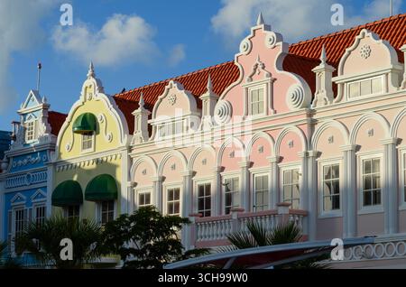 Bâtiments de style colonial aux façades colorées à Oranjestad, Aruba Banque D'Images