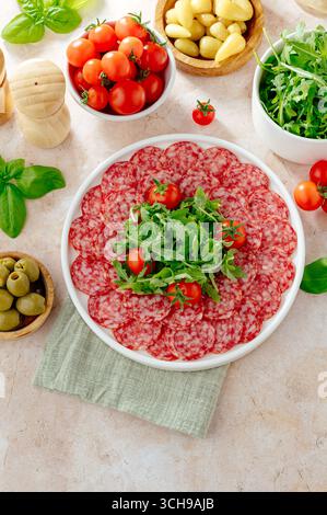 Saucisse italienne tranchée sur une assiette Banque D'Images