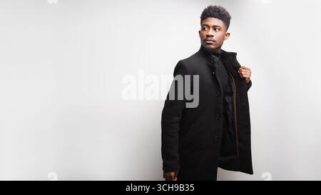 Beau jeune homme multiracial regardant loin en posant Banque D'Images