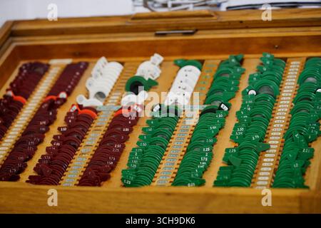 boîte de lentilles w sélection de lentilles optiques pour prouver et vérifier la suffisance des dioptries de lunettes w patient sur un phoroptre Banque D'Images