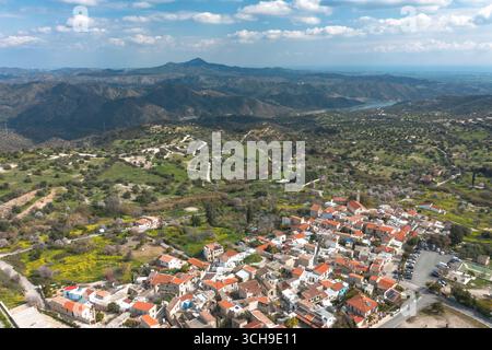 Vue aérienne de Pano Lefkara, un charmant village dans le district de Larnaca à Chypre, mettant en valeur son architecture traditionnelle et son cadre montagneux serein Banque D'Images