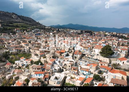 Vue aérienne du village pittoresque de Pano Lefkara, district de Larnaca, Chypre, montrant l'architecture traditionnelle et la toile de fond montagneuse Banque D'Images
