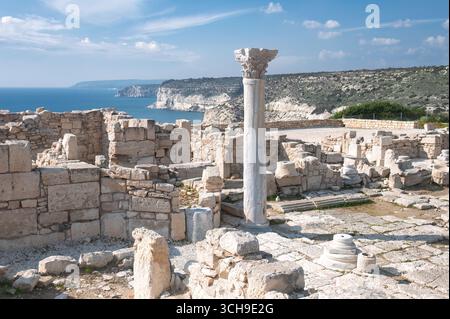 Vestiges de bâtiments anciens sur le site archéologique de Kourion dominant la mer Méditerranée à Episkopi, Chypre, district de Limassol Banque D'Images