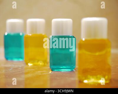 Shamkniflaschen mit zwei verschiedenen Sorten shampooing in einer Reihe hintereinander, bouteilles de shampooing avec deux types différents shampooing dans une rangée derrière Banque D'Images