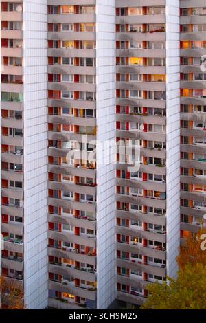 berlin - bloc de tour typique dans le quartier Gropiusstadt avec des appartements de masse construits dans les années 70 Banque D'Images