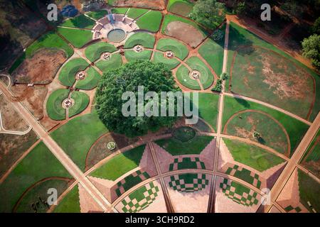 Vue aérienne du jardin méticuleusement conçu avec des motifs géométriques et une partie centrale de l'eau, mettant en valeur un mélange de nature et d'art, Bommayapalayam, Tamil Nadu, Inde. Banque D'Images