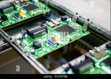 Cartes électroniques se déplaçant efficacement sur la bande transporteuse dans une chaîne de montage pendant le processus de fabrication Banque D'Images
