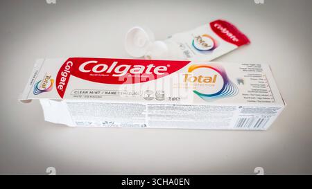 Colgate total Active protection Clean Mint dentifrice Colgate total Active protection Clean Mint dentifrice utilisé tube et emballage photographié sur fond blanc Izmir Konak Turquie Copyright : xx 20250901 112143 Banque D'Images