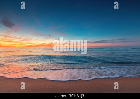 Lever du soleil sur la mer de l'océan et Golden Sandy Beach Banque D'Images