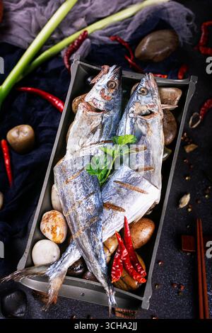 Maquereau espagnol grillé sur plateau rustique avec Chili et herbes Banque D'Images