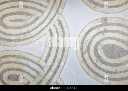 Motif circulaire en spirale minimaliste en beige sur fond clair, texture géométrique abstraite Banque D'Images