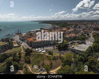 Vue aérienne du paysage urbain d'Ortona avec son historique Castello Aragonese surplombant la mer Adriatique, un mélange de toits en terre cuite et d'eaux Azur, Ortona, Abruzzes, Italie. Banque D'Images