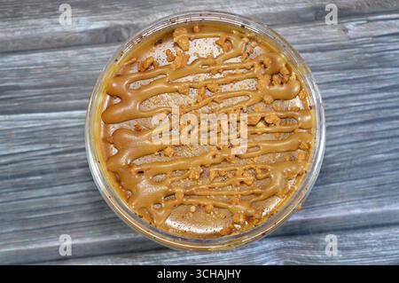 biscuit crémeux avec du gâteau, garni de biscuit et superposé de gâteau, un aliment préparé doux avec des couches de crème fouettée, gâteau et surmonté de biscuit p Banque D'Images