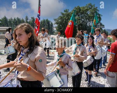 Famalicao, Portugal. Fanfare des scouts catholiques portugais (Escuteiros) dirigent la première procession de communion en jouant des tambours et en tenant des drapeaux Banque D'Images