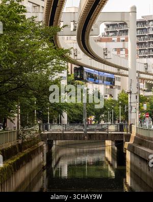 Le monorail urbain de Chiba, également connu sous le nom de 'Urban Flyer', est le plus long système de monorail suspendu au monde, situé à Chiba, au Japon Banque D'Images