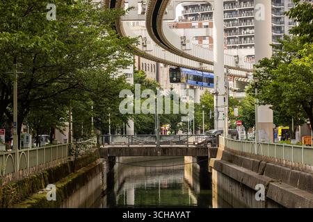Le monorail urbain de Chiba, également connu sous le nom de 'Urban Flyer', est le plus long système de monorail suspendu au monde, situé à Chiba, au Japon Banque D'Images