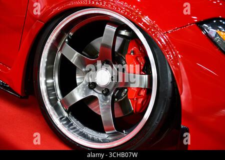 Roue rouge en alliage de voiture et voiture de sport à frein à disque Banque D'Images