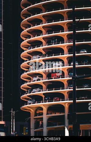 Vue extérieure des voitures garées à l'intérieur de la structure de stationnement emblématique Marina Towers à Chicago. Banque D'Images