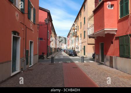 Vieille rue dans la campagne italienne près de la mer. Bâtiment traditionnel. Jour du soleil. Entrée, fenêtre à la maison. Nature et ciel. Banque D'Images