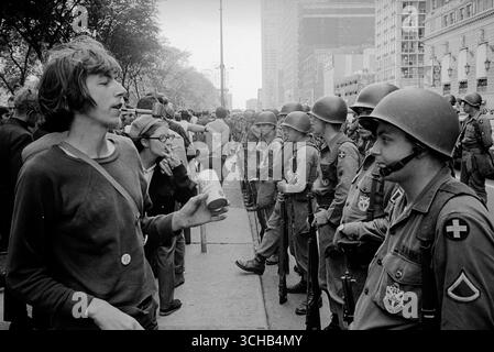 CHICAGO, États-Unis - 26 août 1968 - des hippies se tiennent devant une rangée de soldats de la Garde nationale lors d'une manifestation anti-guerre contre la guerre du Vietnam Banque D'Images