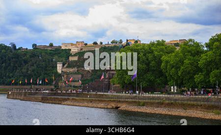 Vue panoramique sur la forteresse d'Ehrenbreitstein à Coblence, il est haut sur la colline et est accessible par un téléphérique de l'autre côté de la rivière. Banque D'Images