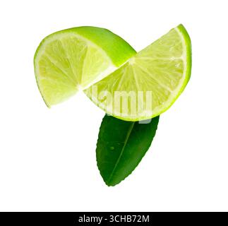 Vue de face du citron vert frais en deux quartiers avec une feuille de citron vert en pile est isolé sur fond blanc avec chemin de découpage Banque D'Images