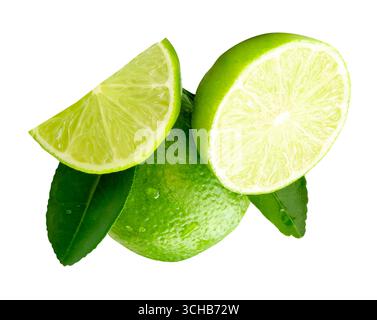 Vue de face du fruit frais de citron vert avec la moitié en forme de cercle et le quartier avec des feuilles vertes en petit tas est isolé sur fond blanc avec clip Banque D'Images